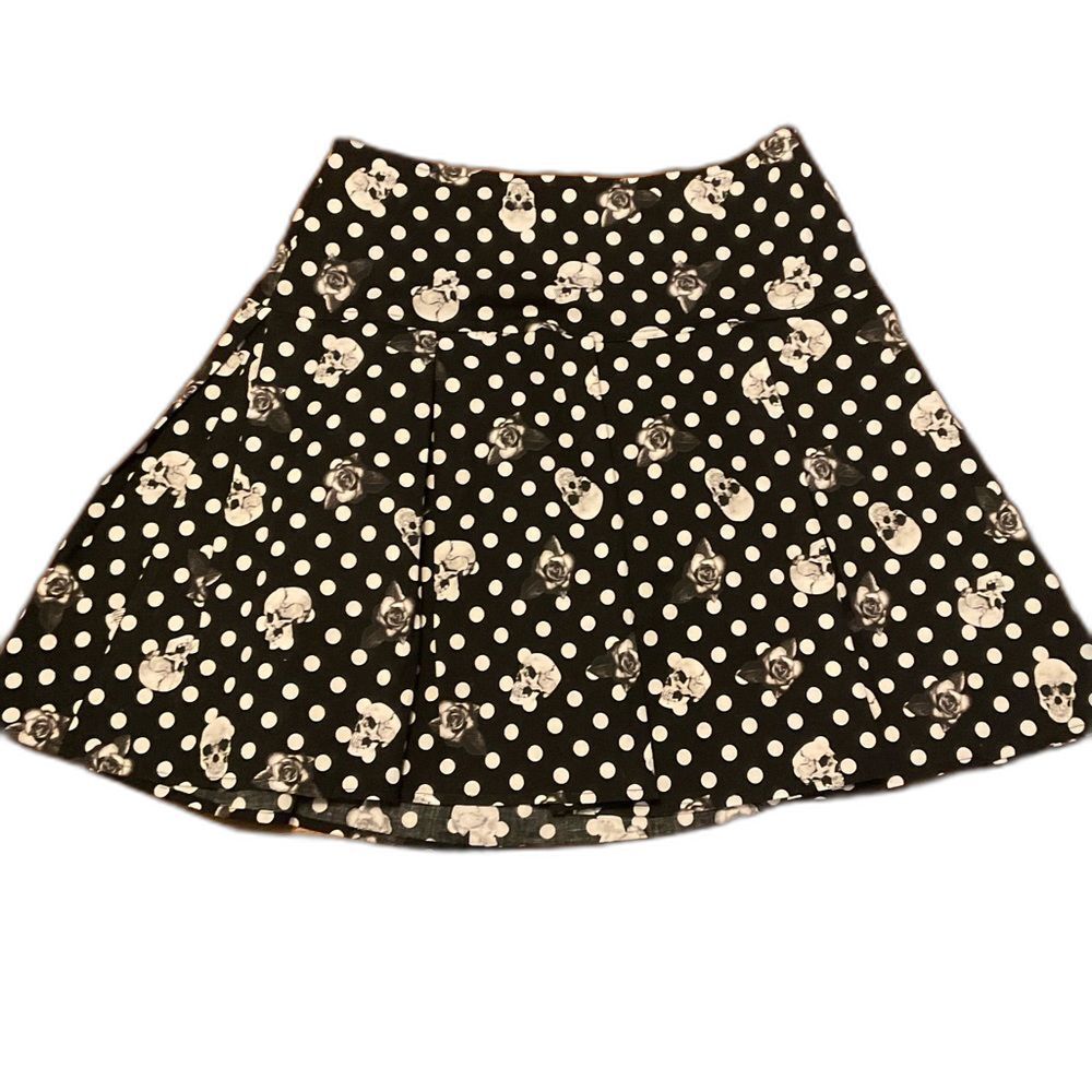 Hot Topic Black & White, Pleated Polka Dot Skull and Rose Skirt Size Medium